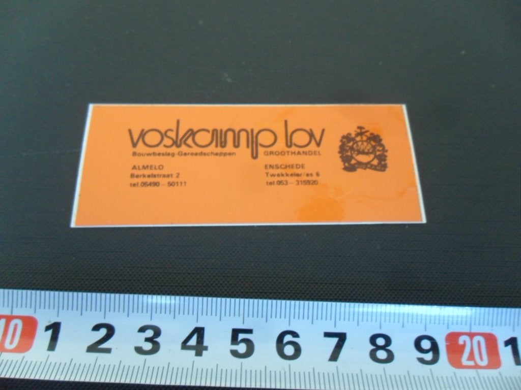 sticker Almelo Enschede  VOSKAMP BV Bouwbeslag Gereedschap, Verzamelen, Ophalen, Zo goed als nieuw