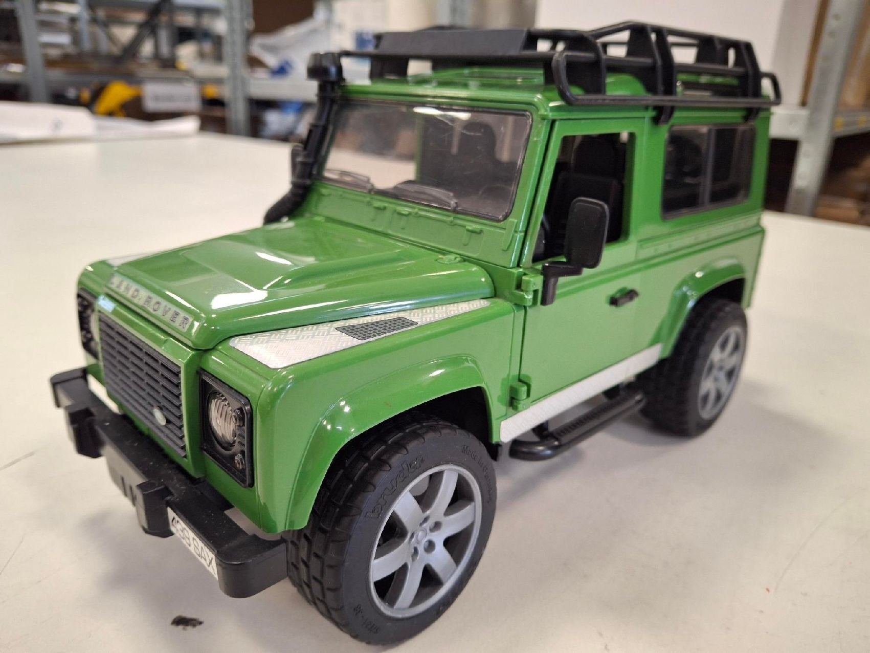 Bruder Land Rover Defender, Ophalen of Verzenden, Zo goed als nieuw