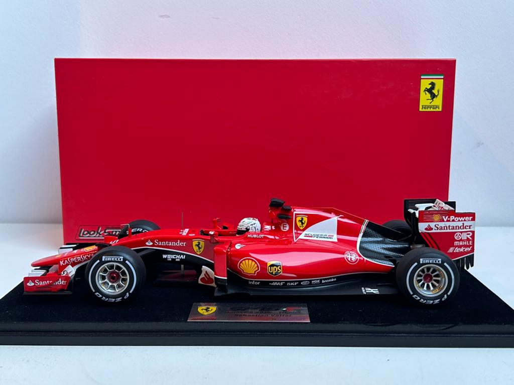 1:18 Looksmart Ferrari SF15-T Vettel Malaysia GP Winner 2015, Hobby en Vrije tijd, Modelauto's | 1:18, Ophalen of Verzenden, Zo goed als nieuw