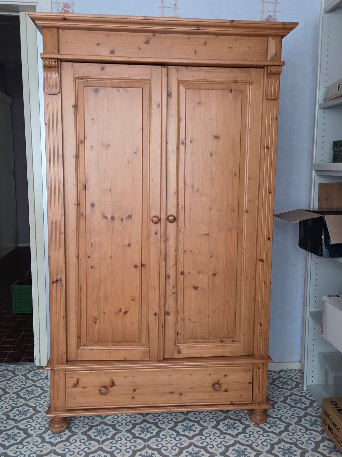 Massief grenen kledingkast met lade en planken, Huis en Inrichting, Ophalen, Gebruikt, 100 tot 150 cm, Met lade(s)