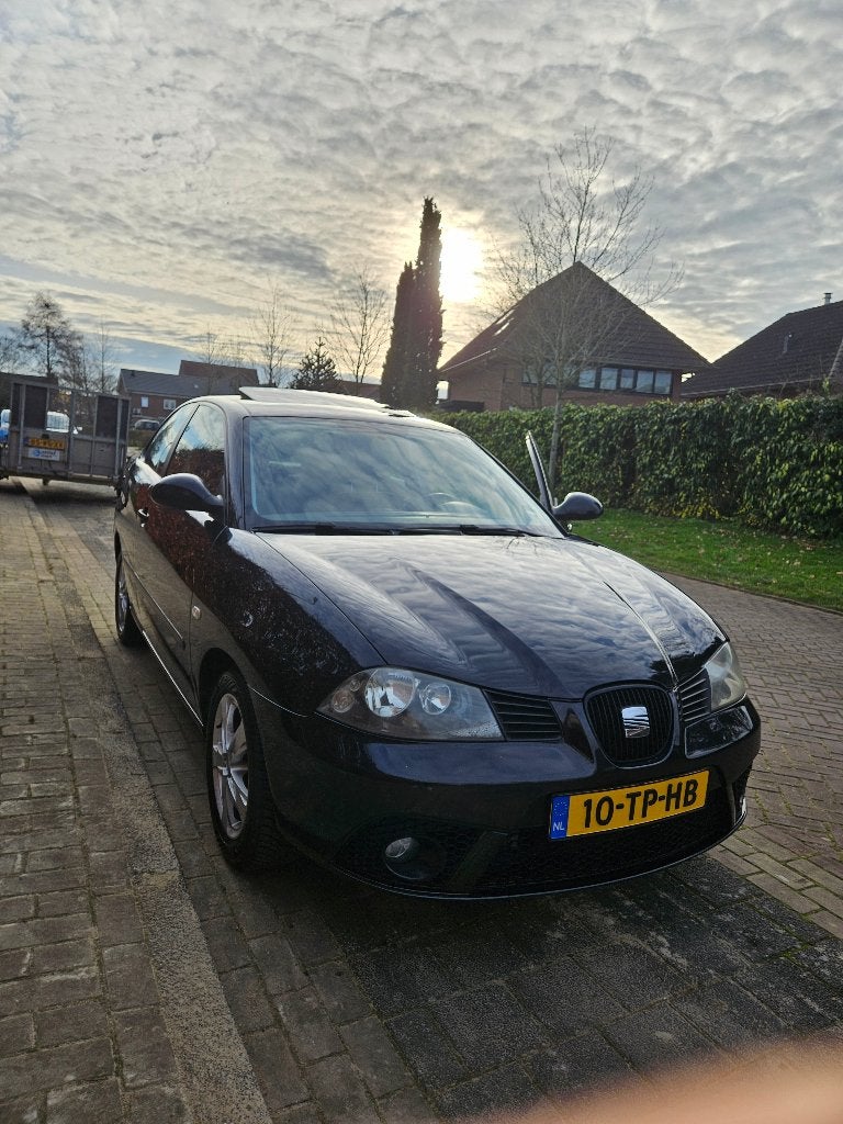 Seat Ibiza 1.4 16V 74KW 2006 Zwart, Auto's, Voorwielaandrijving, 40 €/maand, 4 cilinders, 100 pk