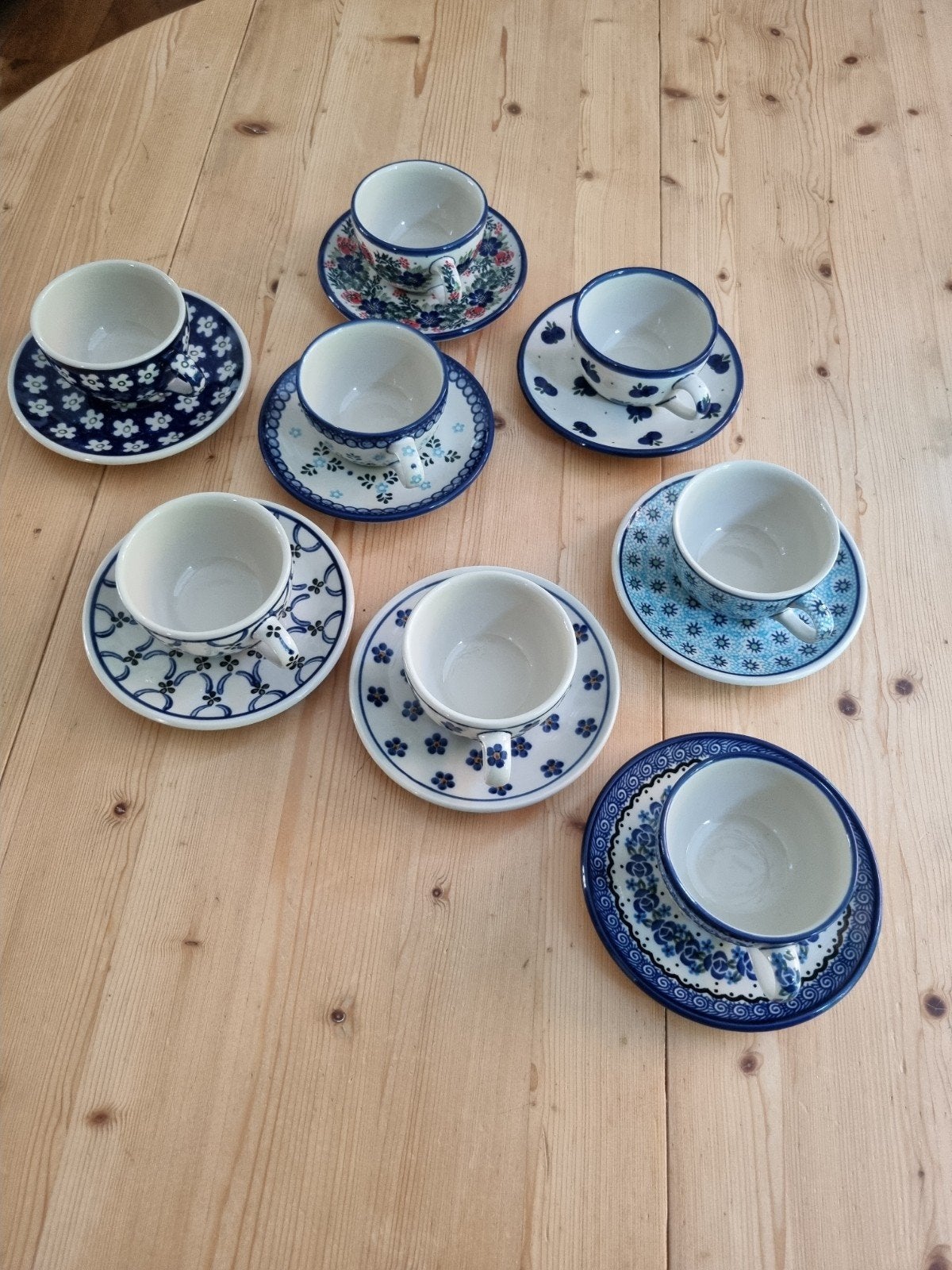 8 Bunzlau servies kop en schotels, diverse motieven, Gebruikt, Ophalen of Verzenden, Overige stijlen, Kop(pen) en/of Schotel(s)