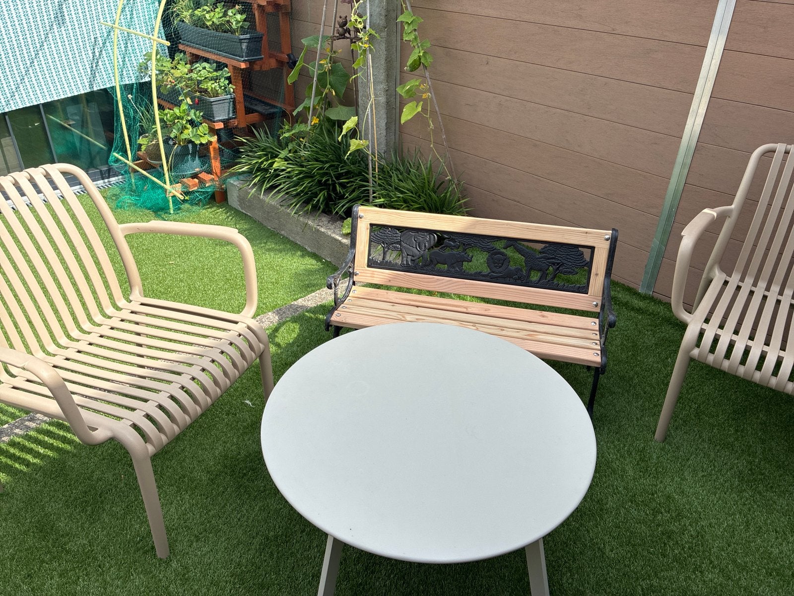Kinder tuinbankje met gietijzeren zijkanten en dierenfiguren, Tuin en Terras, Tuinbanken, Ophalen, Gebruikt, Hout