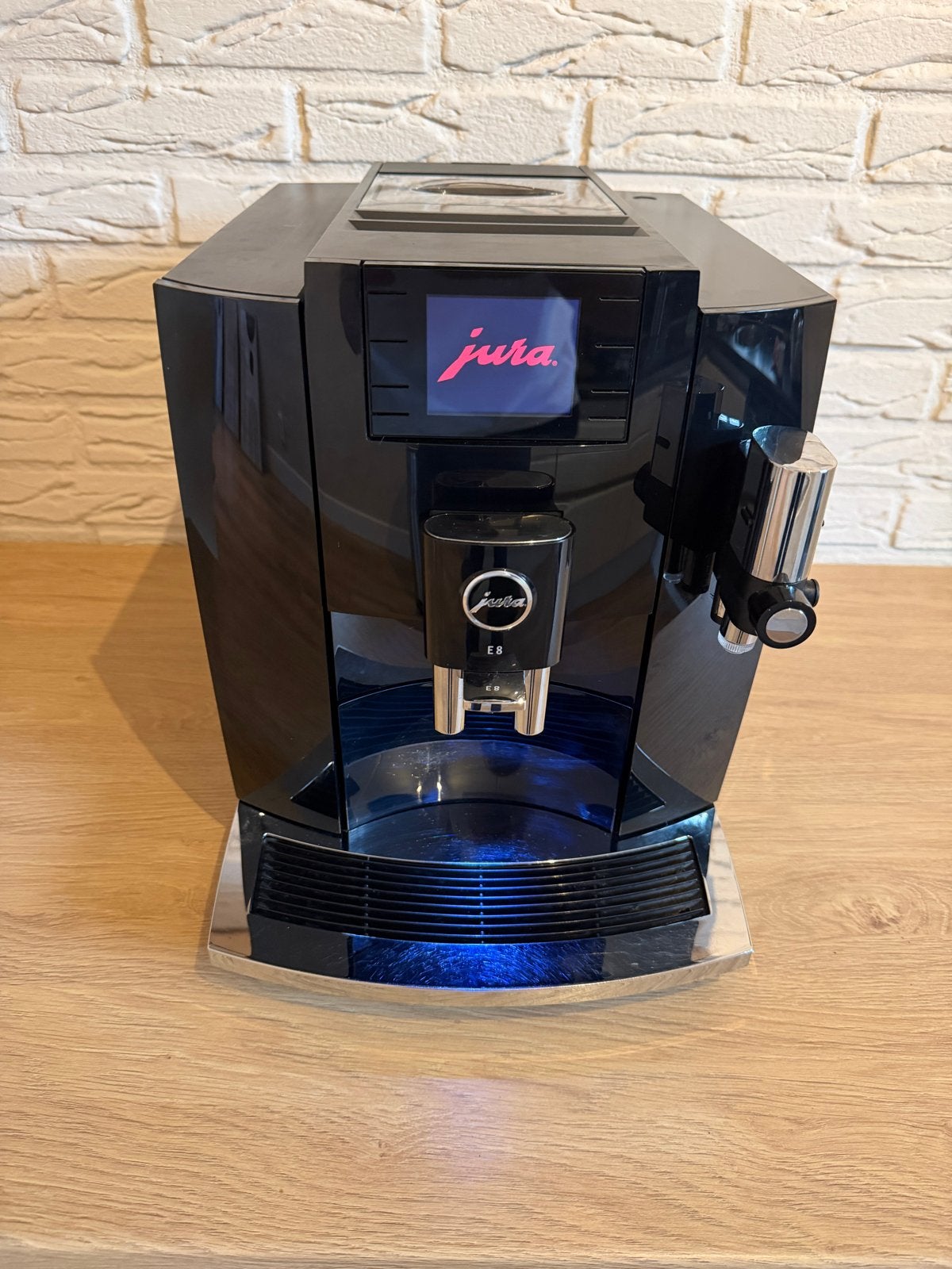 Zeer nette Jura E8 (EB) - 2022, Afneembaar waterreservoir, 10 kopjes of meer, Koffiemachine, Zo goed als nieuw