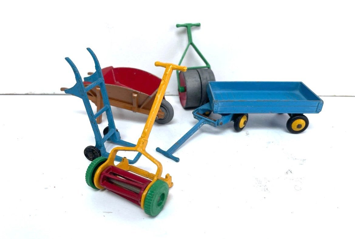 Dinky Toys Tuinaccessoires Set - Kruiwagen, Kar, Grasmaaier, Ophalen of Verzenden