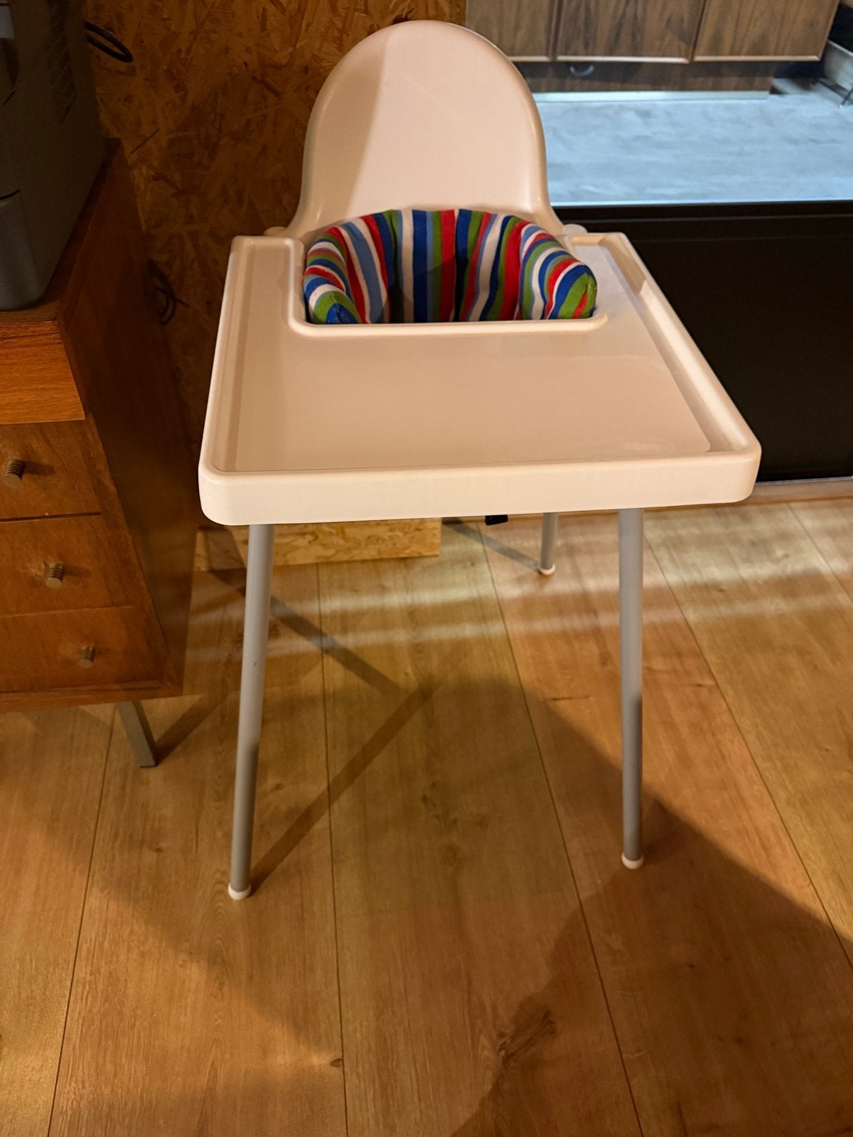 IKEA Antilop kinderstoel met kussen en gordel, Kinderen en Baby's, Ophalen of Verzenden, Gebruikt, Overige typen, Afneembaar eetblad