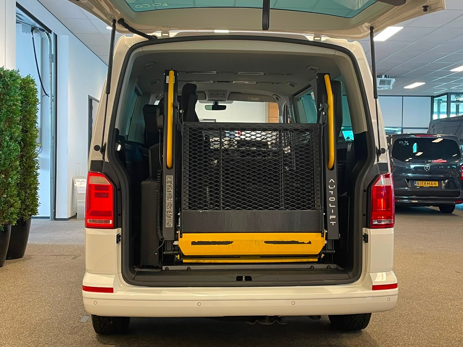 Volkswagen Caravelle L1H1 Rolstoelbus Rolstoel voorin, 12 maanden, Stof, Gebruikt, Parkeersensor