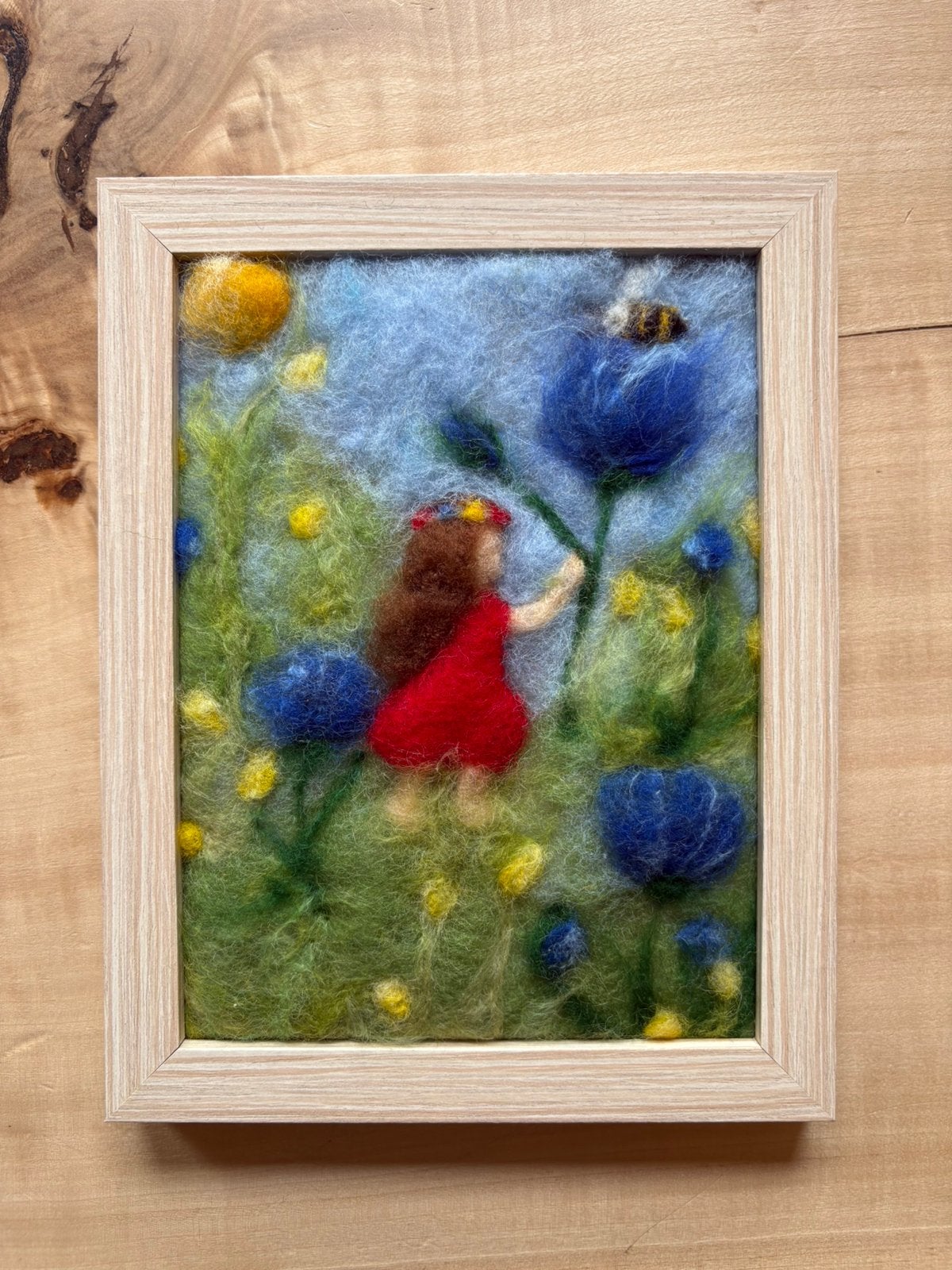 Antroposofisch wolschilderijtje ‘korenbloemen’, Ophalen of Verzenden, Nieuw, Figuurtje(s), Wolvilt