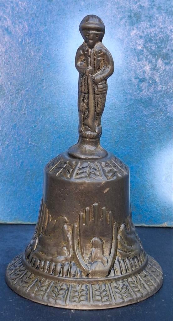Bediendenbel. Afb. soldaat.  Brons/messing.  15 cm., Ophalen