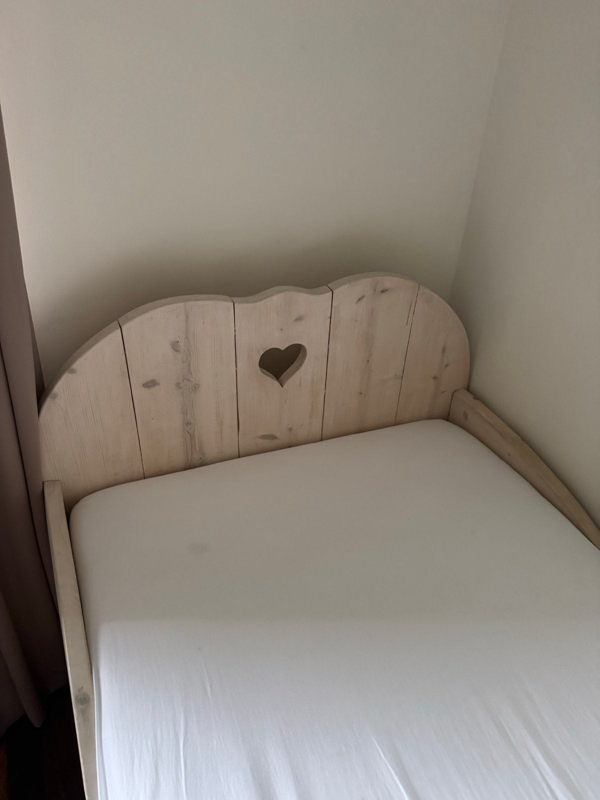 Zelfgemaakt Houten kinderbed met hartjesuitsparing, Ophalen, 85 tot 100 cm, Zo goed als nieuw, Matras