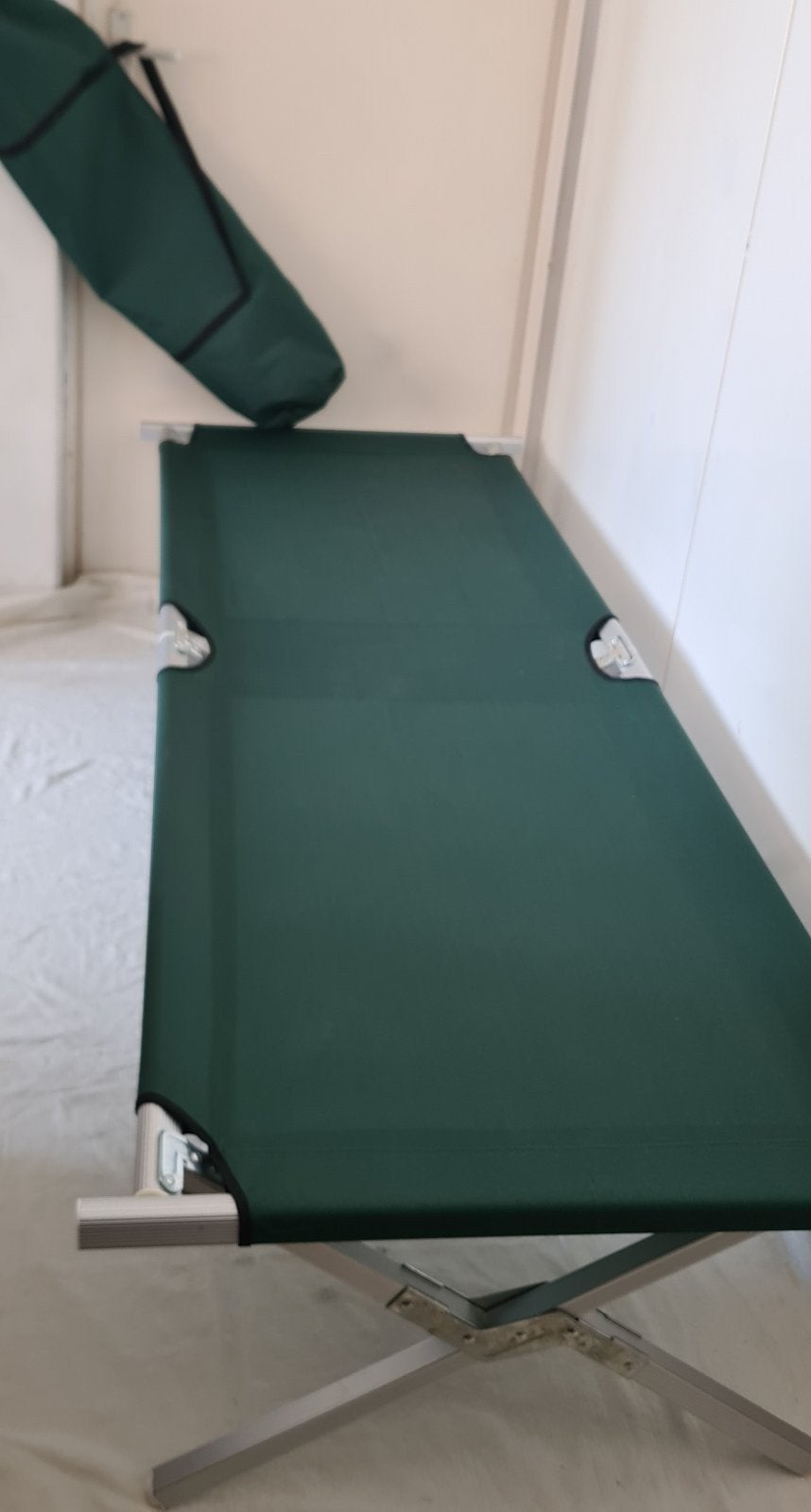 Luxe Vouwbed Kwaliteit aluminium met
3 versterkte kruispoten, Ophalen of Verzenden, Zo goed als nieuw