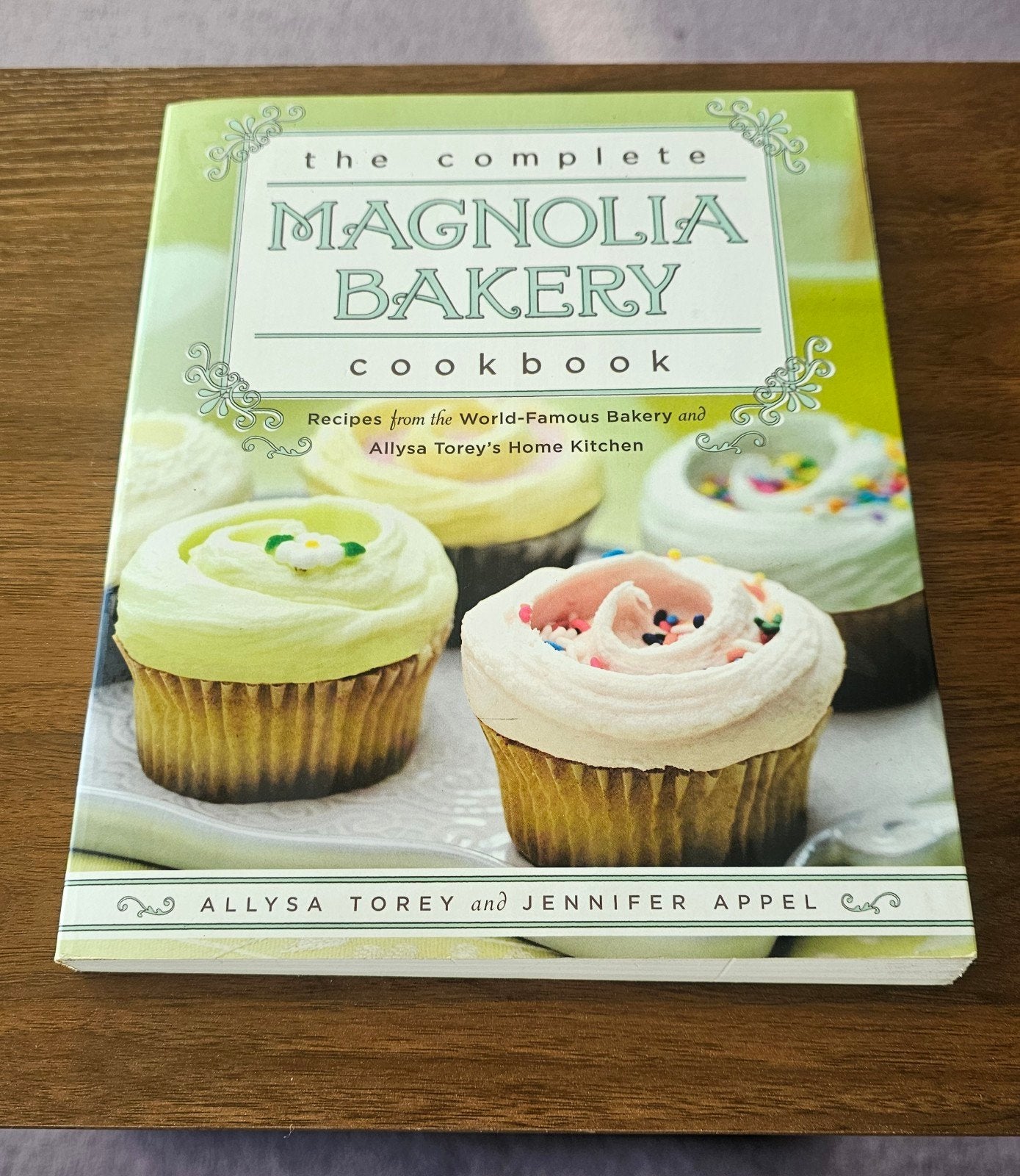 The Complete Magnolia Bakery Cookbook - Cupcakes, Boeken, Allysa Torey en Jennifer Appel, Ophalen of Verzenden, Zo goed als nieuw