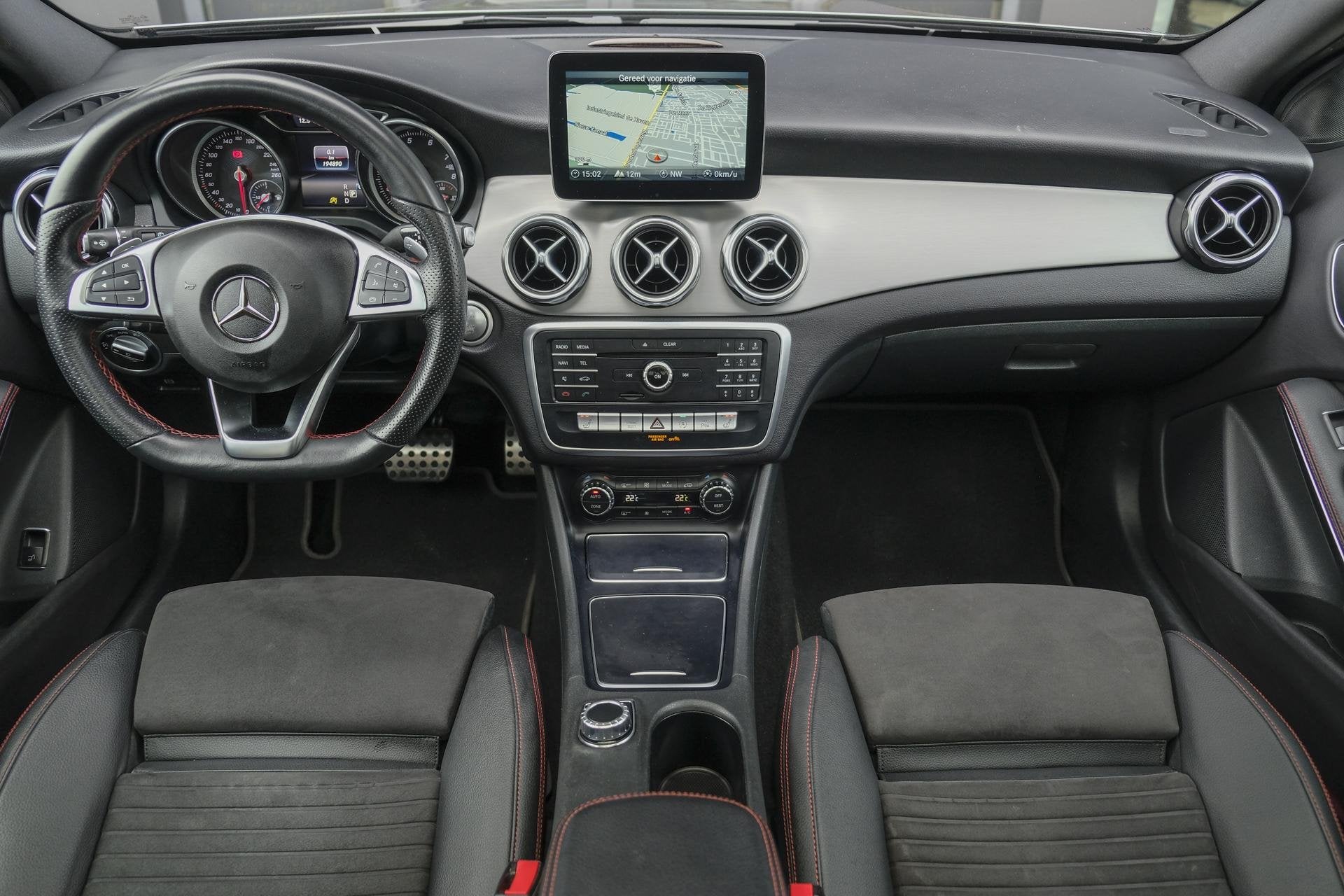 Mercedes-Benz GLA-klasse GLA180 AMG 122pk Panoramadak Night, Gebruikt, 715 kg, Leder en Stof, 122 pk