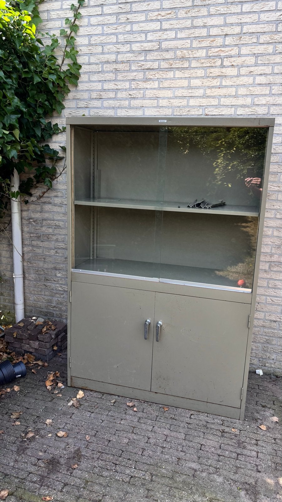 Stalen Mewaf Vitrinekast met Glazen Schuifdeu, Ophalen