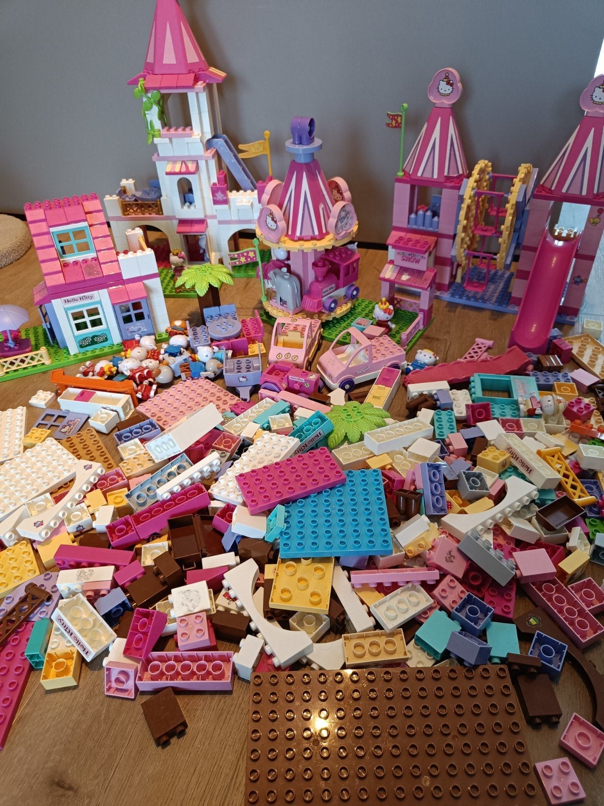 Grote Hello Kitty Unico bouwset met o.a. kasteel en kermis, Kinderen en Baby's, Speelgoed | Bouwstenen, Ophalen of Verzenden, Gebruikt