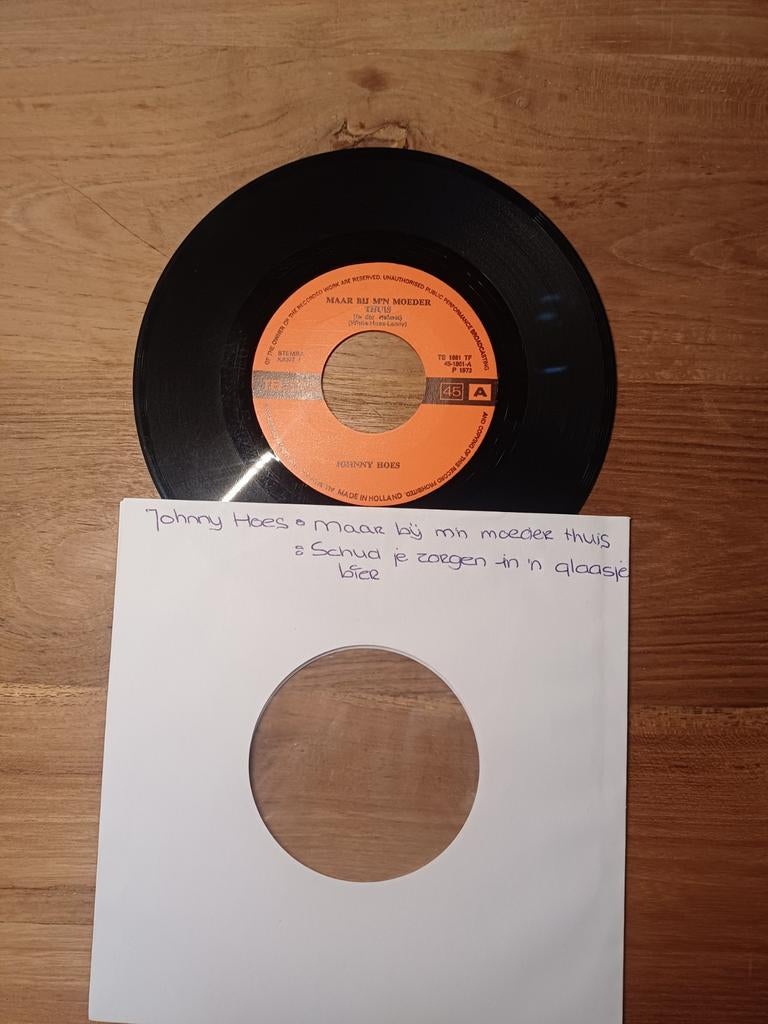 Johnny Hoes - Maar bij m'n moeder thuis, Cd's en Dvd's, Vinyl Singles, 7 inch, Single, Ophalen of Verzenden, Zo goed als nieuw