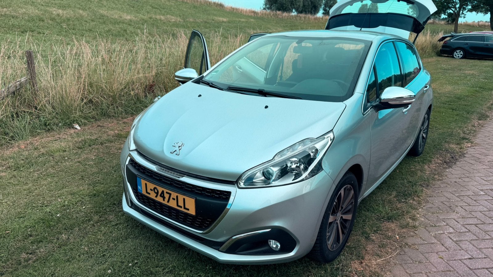 Peugeot 208 1.2 VTI 60KW/82PK 5-D 2017 Grijs, Voorwielaandrijving, 31 €/maand, 1199 cc, Handgeschakeld