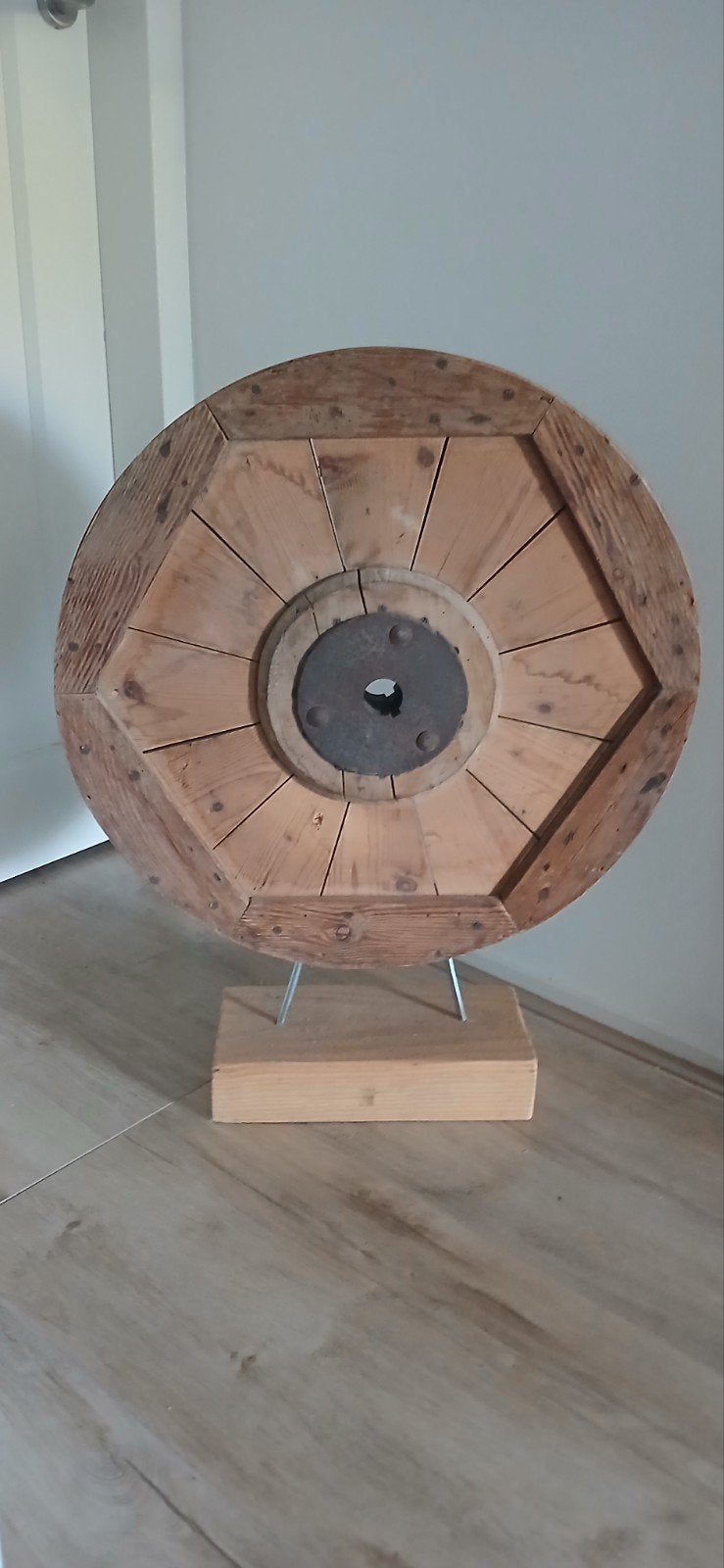 Decoratief houten wiel op standaard, Antiek en Kunst, Curiosa en Brocante, Ophalen