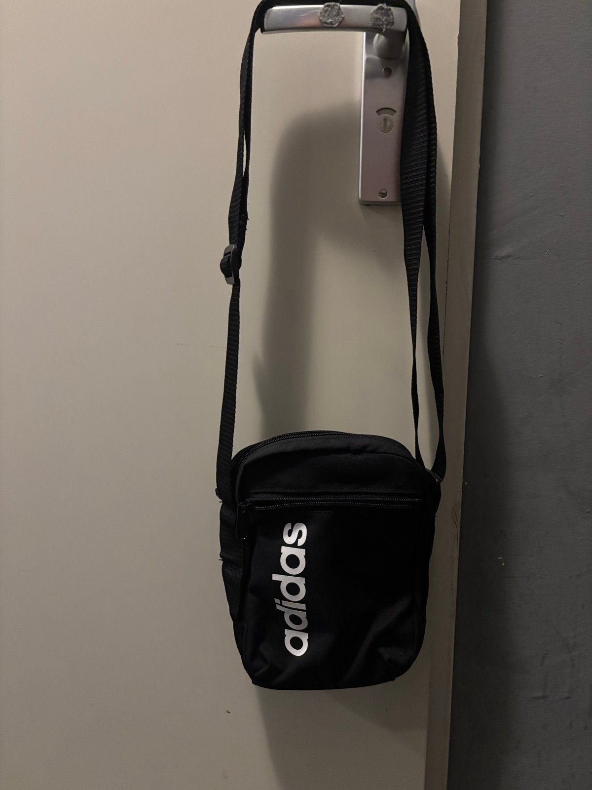 Adidas schoudertas - Zwart met wit logo, Ophalen of Verzenden, Zo goed als nieuw, Zwart, Overige merken