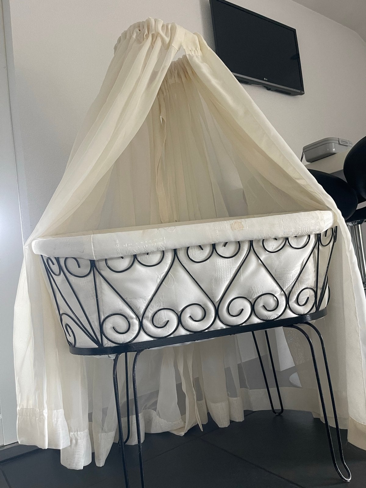 Vintage Wieg met Hemel - Wit en Zwart Smeedijzer, Kinderen en Baby's, Babywiegjes en Ledikanten, Ophalen, Gebruikt, Wieg