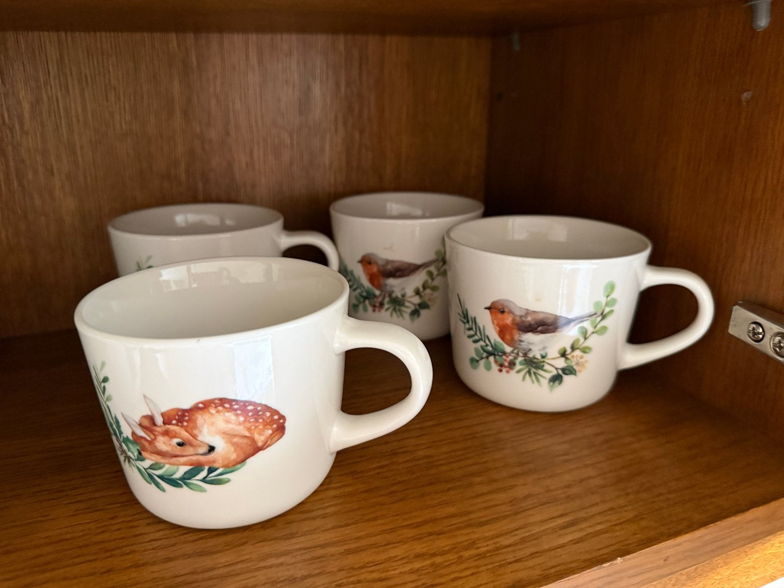 Set van 4 mokken met bosdieren en vogels, Huis en Inrichting, Keramiek, Landelijk/Boerenbont, Zo goed als nieuw, Mok