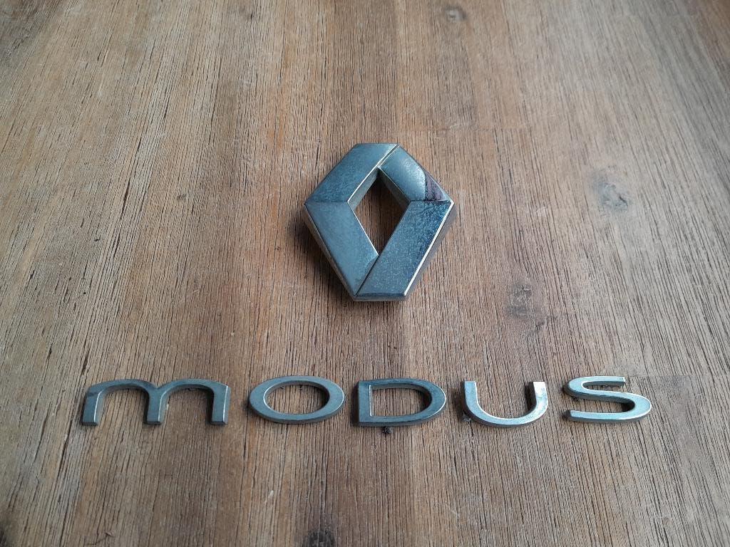 Logo's / Embleem voor op de Achterklep van een RENAULT MODUS, Verzenden