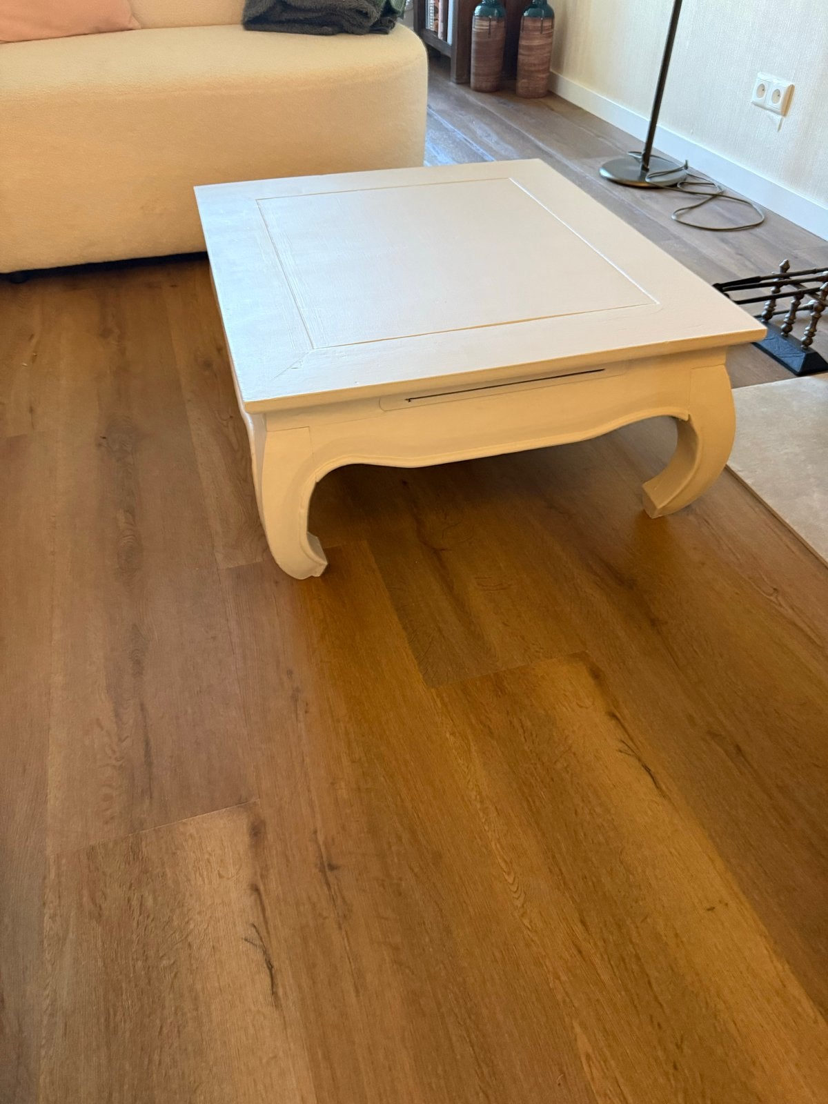 Witte taupe salontafel met sierlijke poten, Huis en Inrichting, Tafels | Salontafels, Ophalen, Gebruikt, 100 tot 150 cm, Vierkant