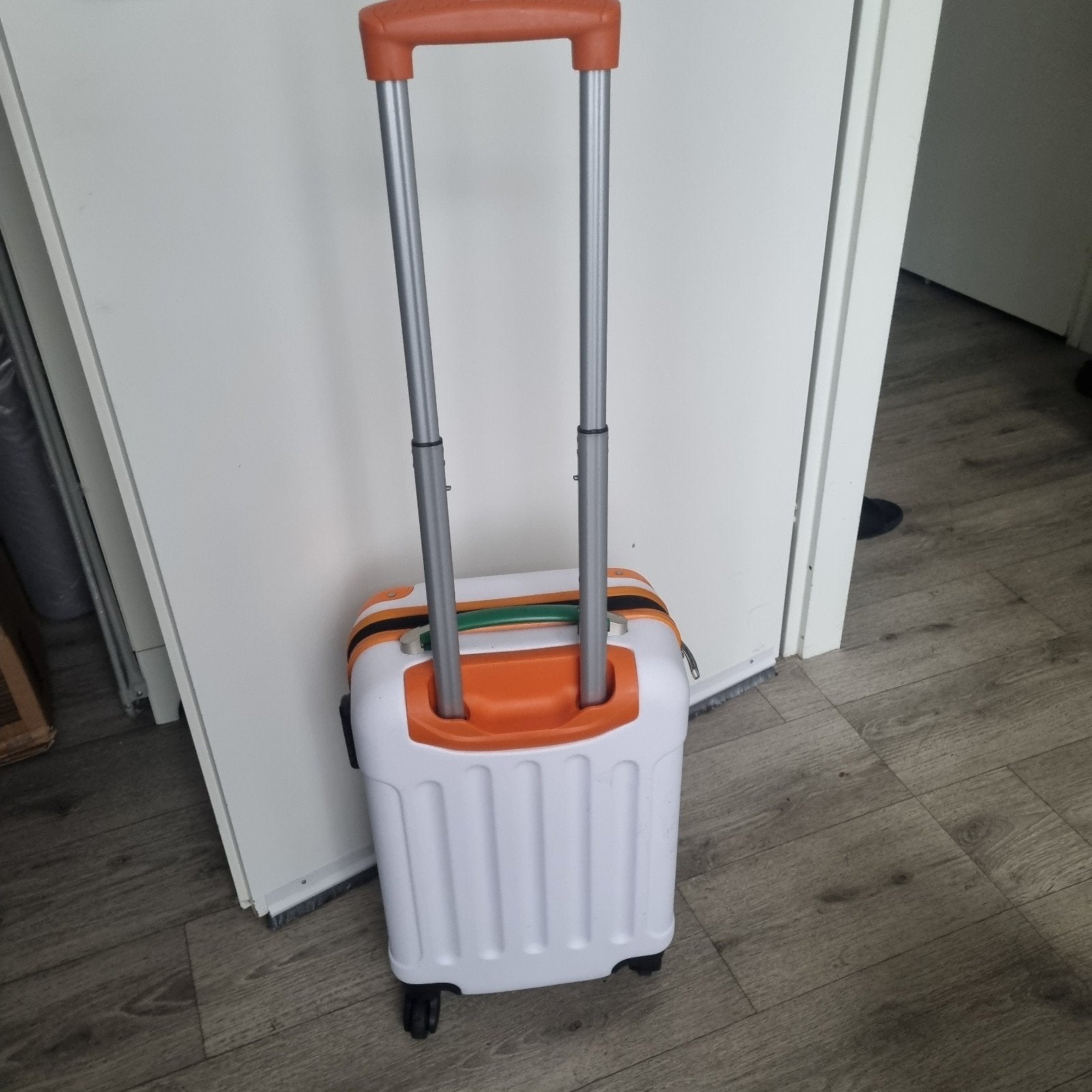 Mooie Nieuw Handbagage koffertje met sterk wieltjes., 50 tot 60 cm, Hard kunststof, Nieuw, Minder dan 35 cm