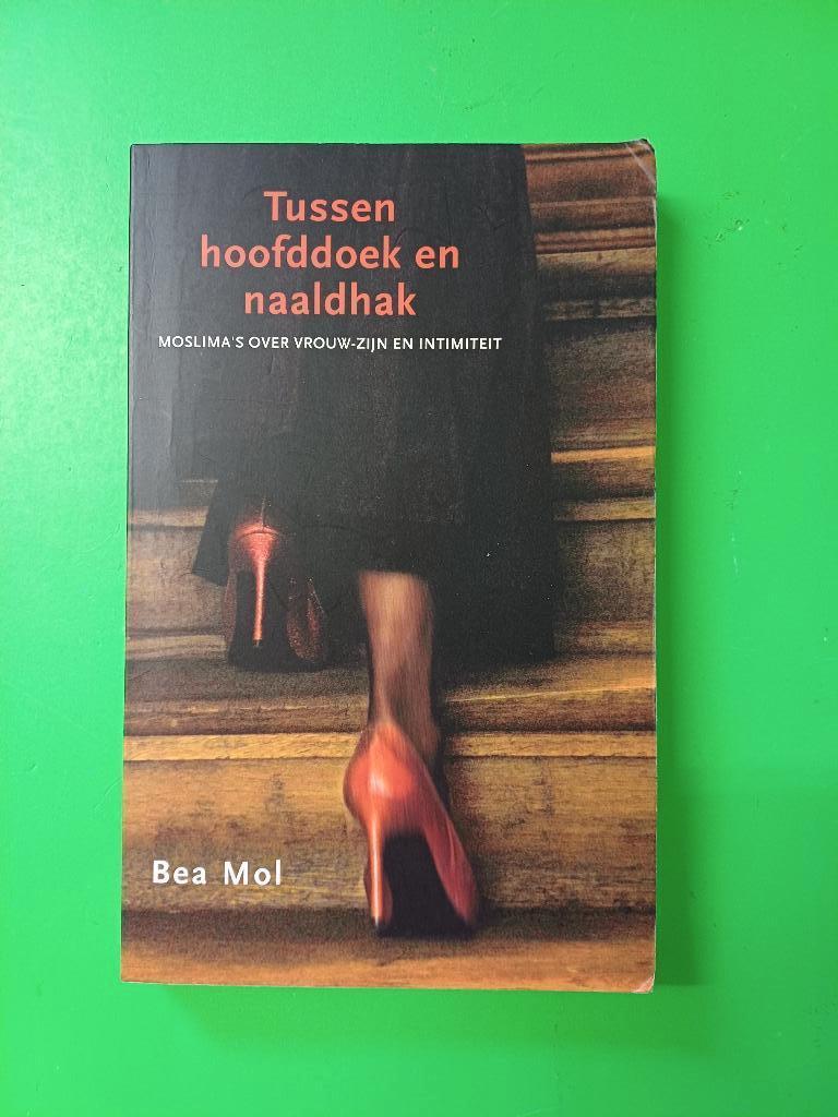 Boek - Bea Mol - Tussen hoofddoek en naaldhak - Intimiteit, Ophalen of Verzenden, Gelezen, Gezondheid en Conditie