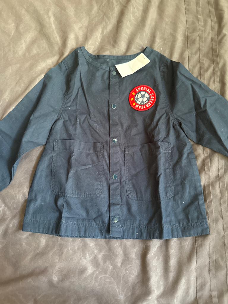 Donkerblauw kinderjasje met voetbalpatch, Ophalen of Verzenden, Zo goed als nieuw, Jongen of Meisje