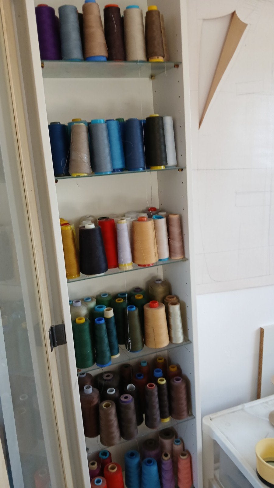 kast vol met naaigaren, Hobby en Vrije tijd, Naaien en Fournituren, Ophalen of Verzenden, Garen of Naald(en)