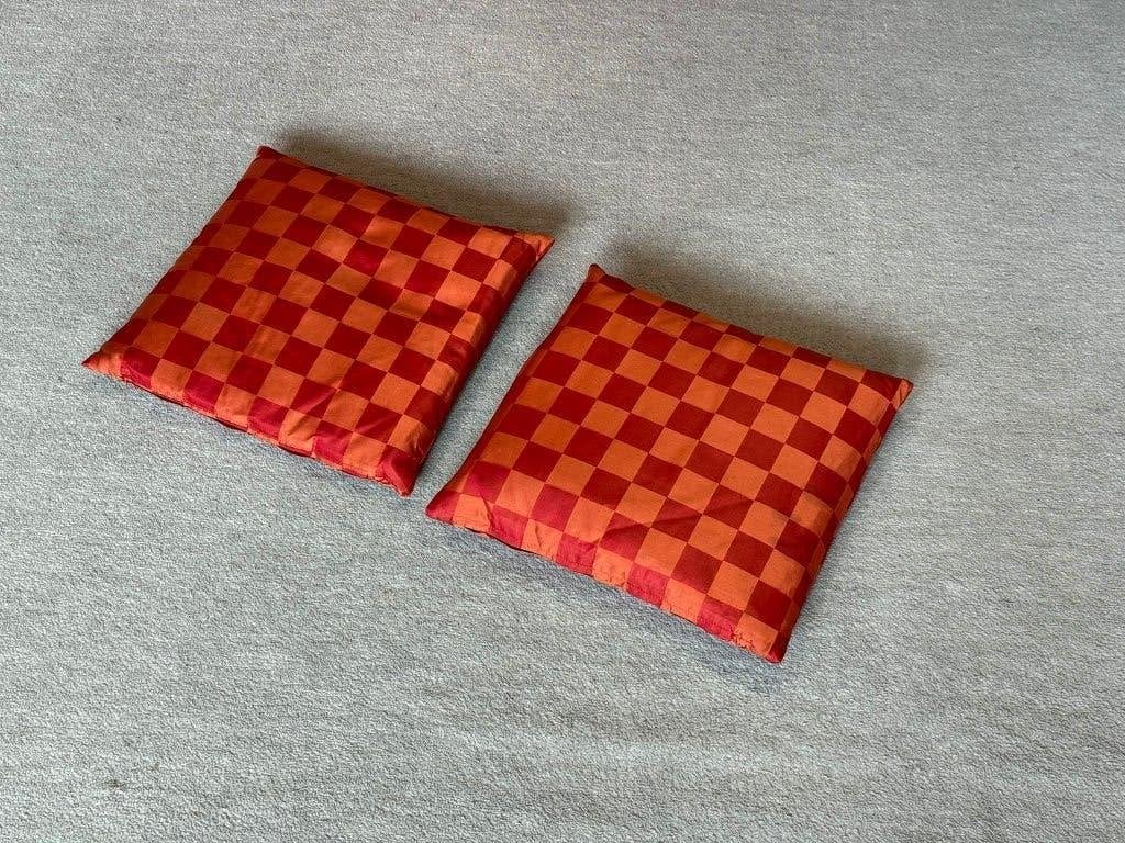 2 rode kussentjes ca 36 x 36 cm met afritsbare kussensloop, Afneembare hoes, Vierkant, Ophalen of Verzenden, Zo goed als nieuw
