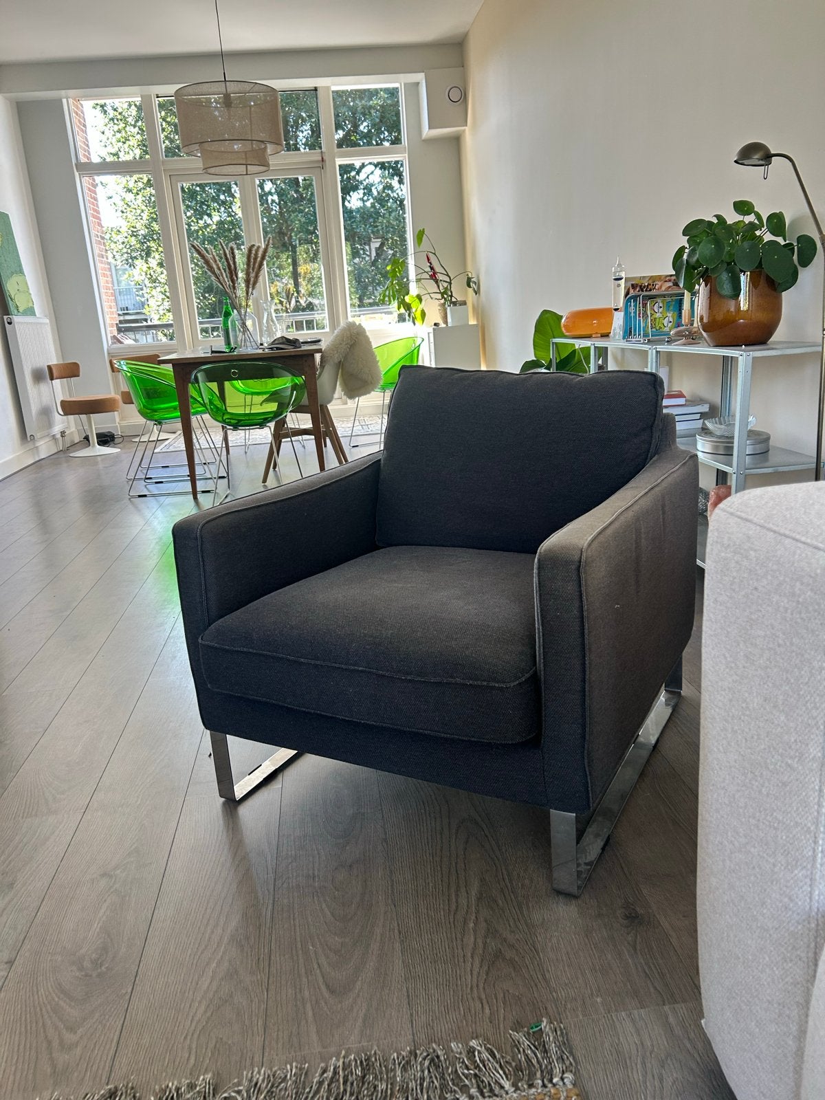 Donkergrijze fauteuil met metalen onderstel, Huis en Inrichting, Fauteuils, Ophalen, Gebruikt, Stof, 75 tot 100 cm