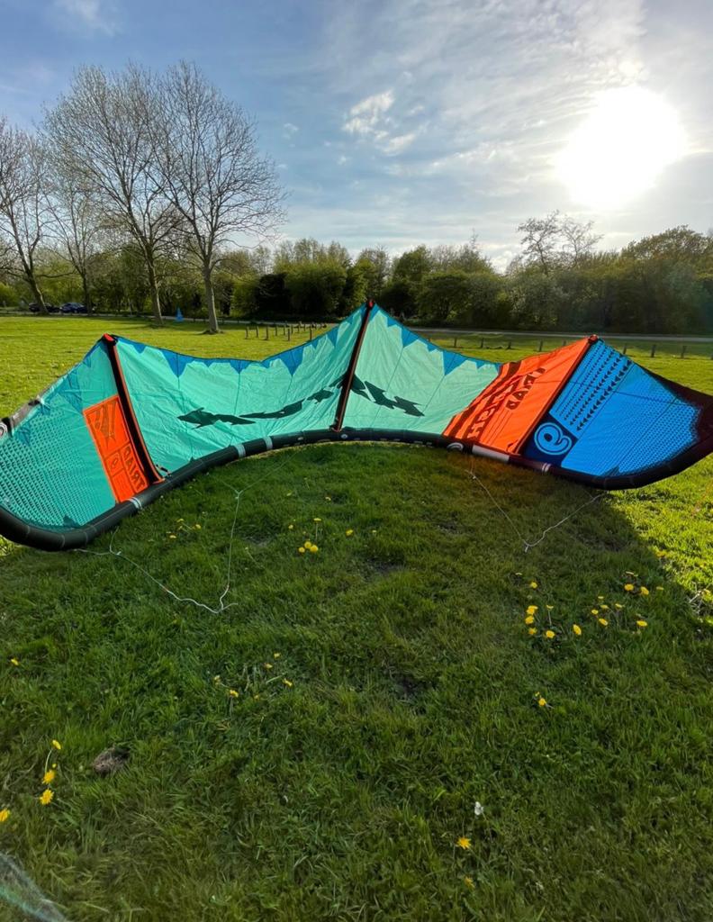 Zeer nette complete Kite set - klaar om het water op te gaan, Twintip, Ophalen, Zo goed als nieuw, 9 m²