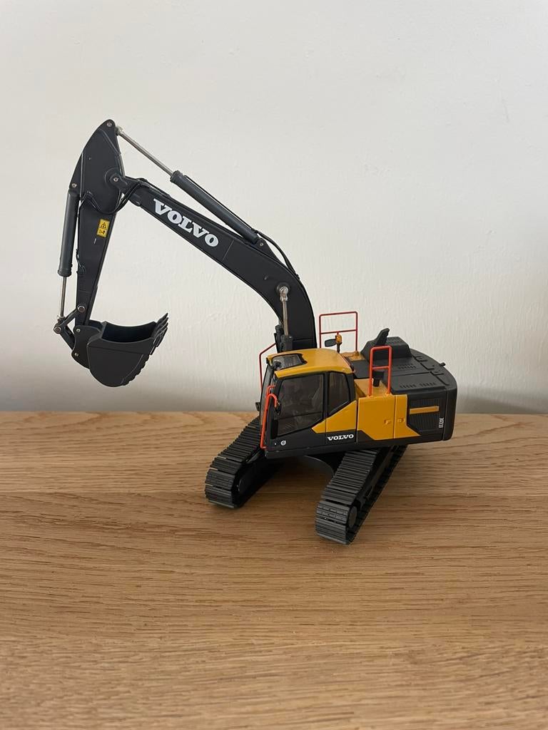Volvo EC220E Motorart 1:50, Ophalen of Verzenden, Zo goed als nieuw