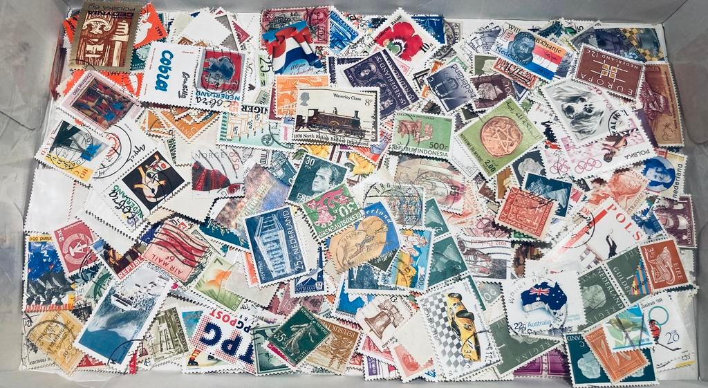 1 Kilo Postzegels uit de hele wereld afgeweekt rond de 10Dzd, Postzegels en Munten, Postzegels | Volle albums en Verzamelingen