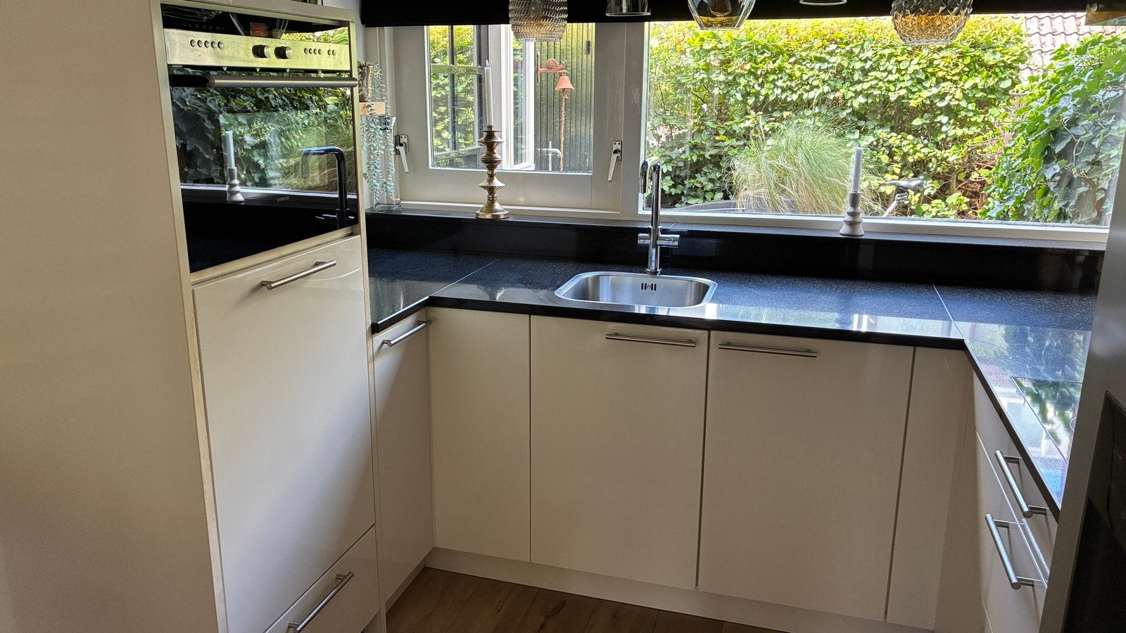 Hoogglans keuken met granieten blad en inbouwapparatuur, Ophalen, Gebruikt, Wit, Hoekkeuken