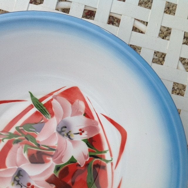 Witte emaille schaal met roze lelies en blauwe rand, Antiek en Kunst, Ophalen of Verzenden