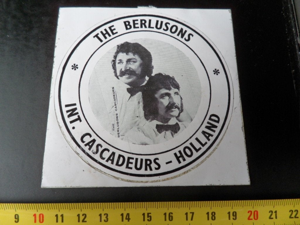 sticker THE BERLUSONS Int. Cascadeurs Holland, Ophalen, Zo goed als nieuw