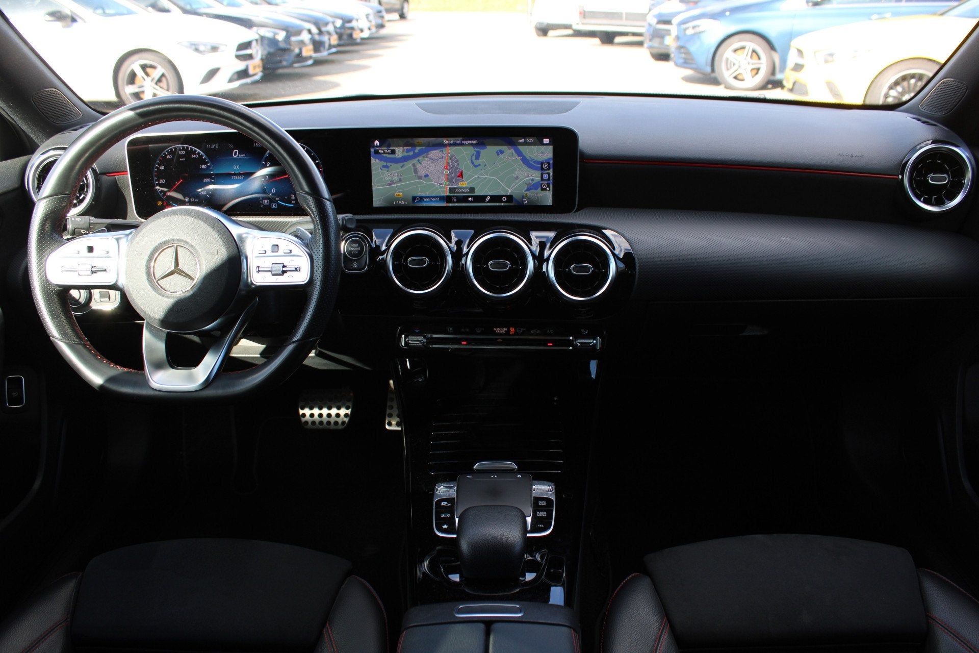 Mercedes-Benz A-Klasse 180 AUT7 AMG LINE WIDESCREEN NAVI CAM, 136 pk, Gebruikt, 4 cilinders, Wit