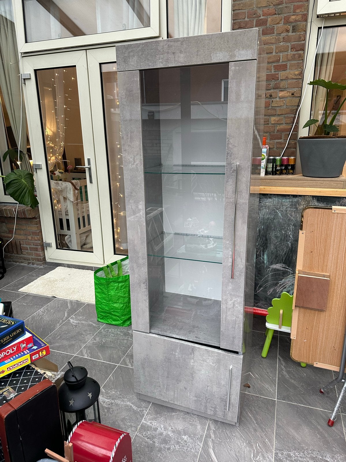 Moderne Vitrinekast met Glazen Planken - Grijs Betonlook, Minder dan 50 cm, Ophalen of Verzenden, 150 tot 200 cm, 25 tot 50 cm