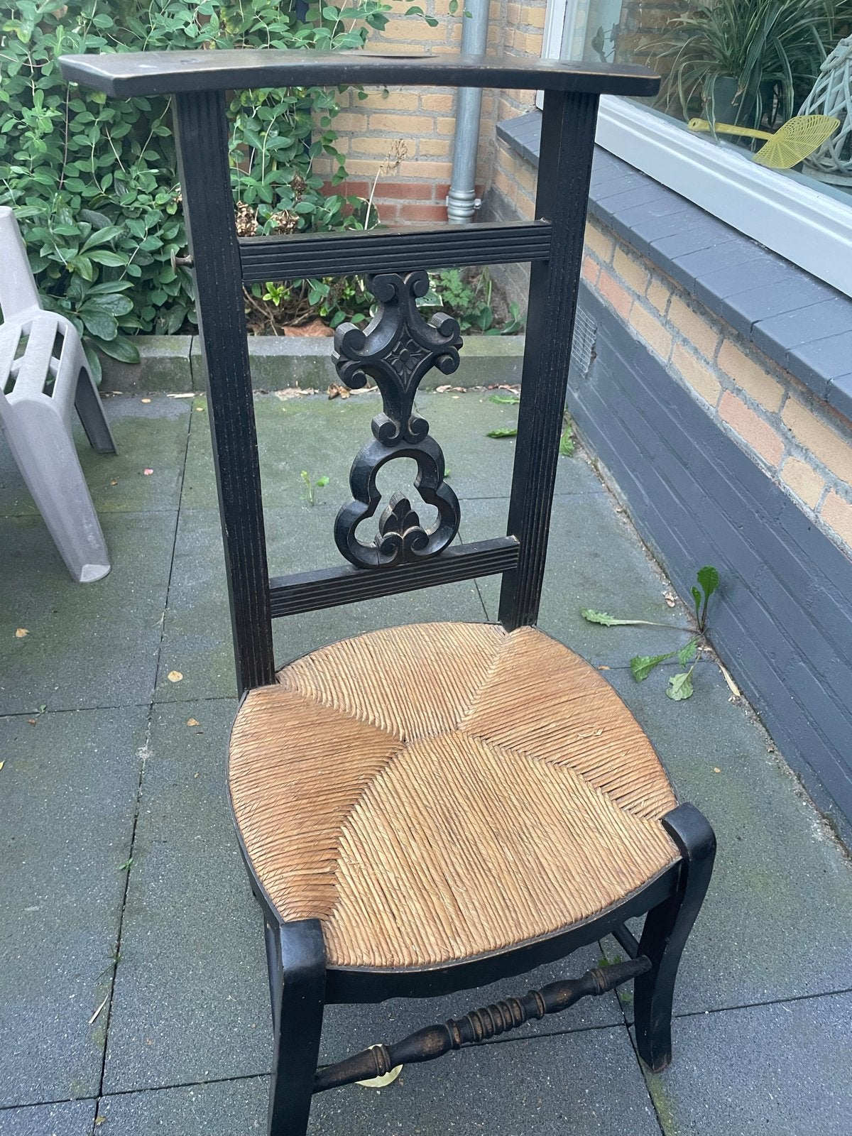 Antieke bidstoel met rieten zitting, Ophalen