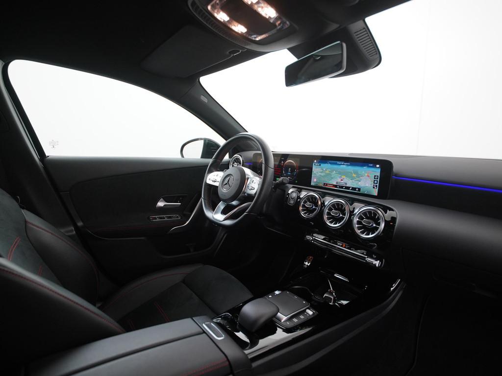 Mercedes-Benz A-klasse 250e AMG Night | Camera | Widescreen, Auto's, Mercedes-Benz, Gebruikt, 4 cilinders, Leder en Stof, Zwart