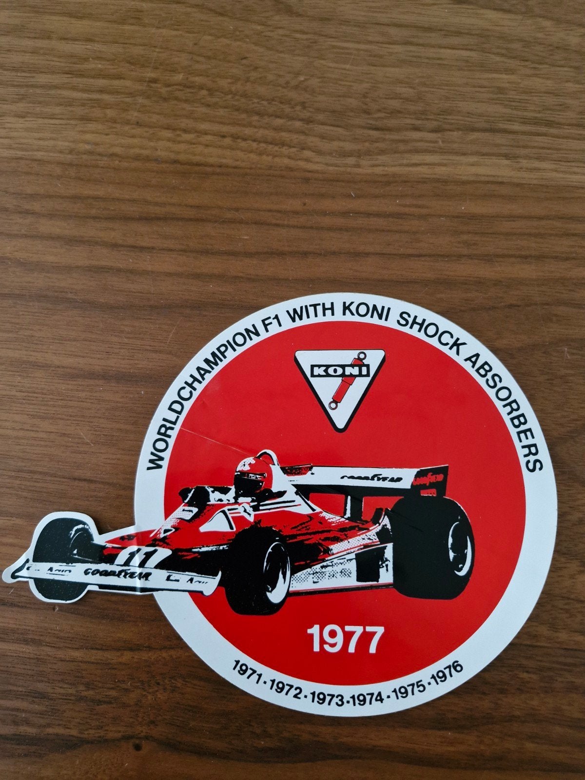 Vintage Konis F1 Sticker 1977 - 19 x 15 cm, Verzamelen, Ophalen of Verzenden, Gebruikt, Auto of Motor