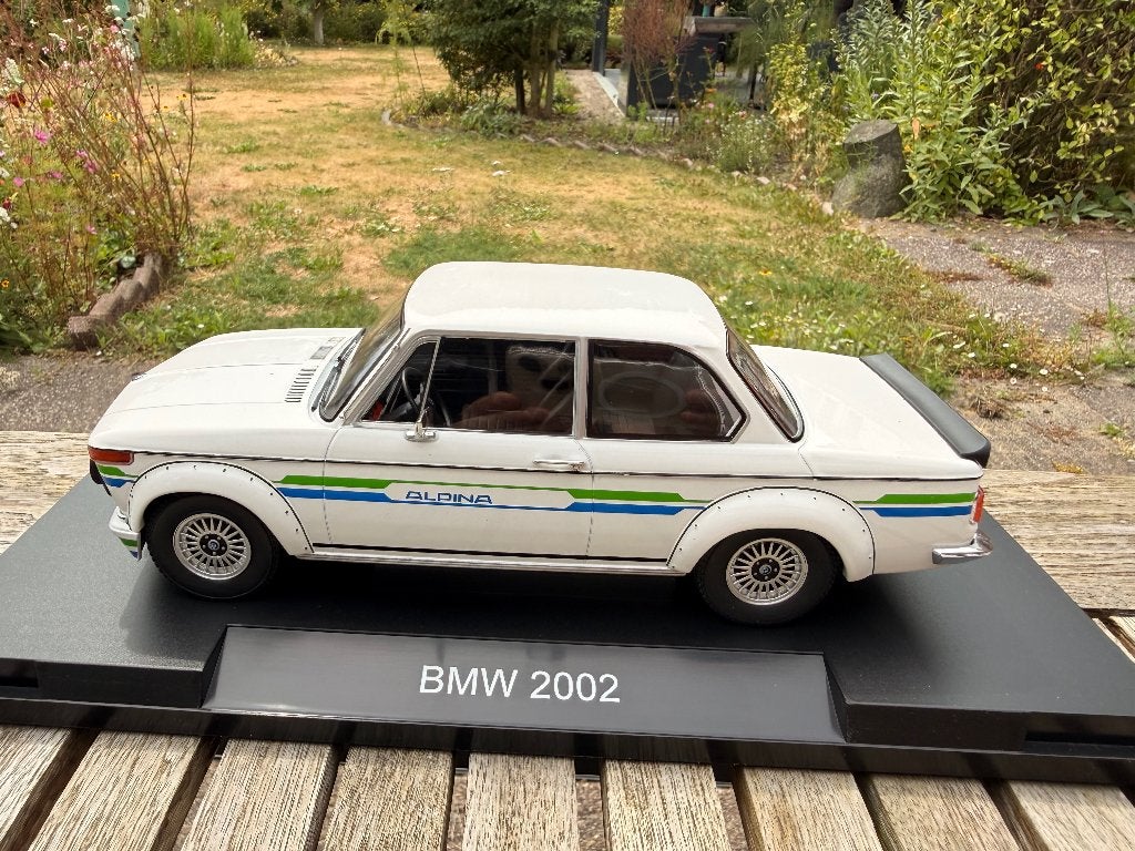 BMW 2002 Alpina 1/18 INCL. 200 PAG BOEK, Overige merken, MCG, Info@modelcarworld.com, Auto
