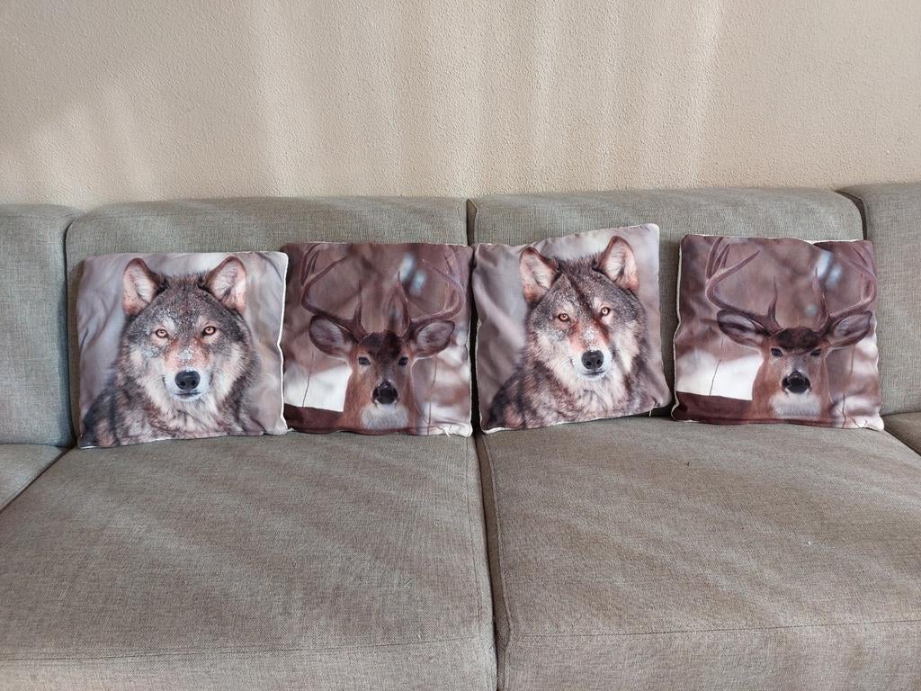 Set van 4 sierkussens met wolf en hert print, Huis en Inrichting, Woonaccessoires | Kussens, Ophalen