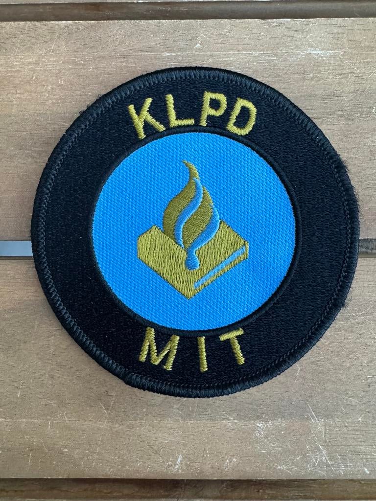 KLPD Rijkspolitie Politie oud embleem MIT, Ophalen of Verzenden, Nederland, Embleem of Badge