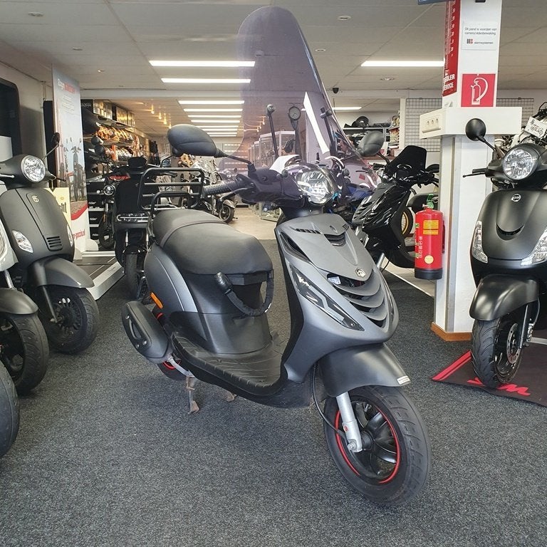 Piaggio Zip Iget 25km 2019 slechts 5290km snor, Gebruikt, Info@piaggio.nl, Piaggio Vespa BV, Benzine