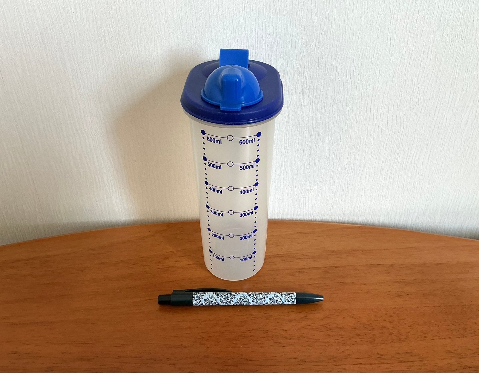Tupperware Shaker Maatbeker 600 ml. met Maatschepje., Ophalen of Verzenden, Zo goed als nieuw, Beker of Kan
