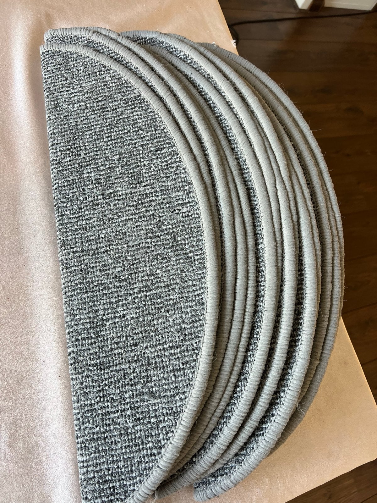 Set van 14 grijze trapmatten, Huis en Inrichting, Stoffering | Tapijten en Kleden, Zo goed als nieuw, Minder dan 50 cm, 50 tot 100 cm